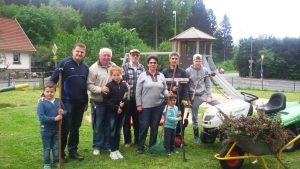Helfer auf dem Spielplatz in Kürten –Waldmühle bei der gemeinsamen Pflegeaktion 2016.
